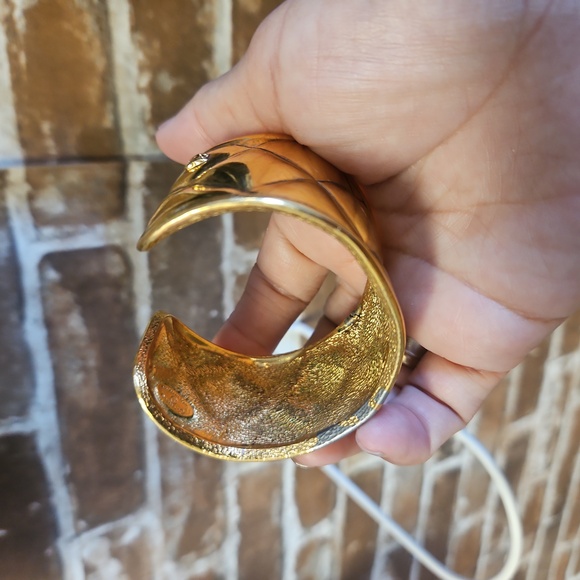 Chanel Gold Cuff Bracelet Matelasse circa 1970 - Picture 5 of 8